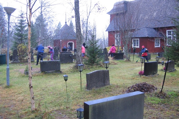 Temmeksen hautausmaa Siivoustalkoot Temmeksen hautausmaalla.