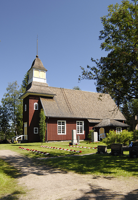 Temmeksen kirkko kesäasussa