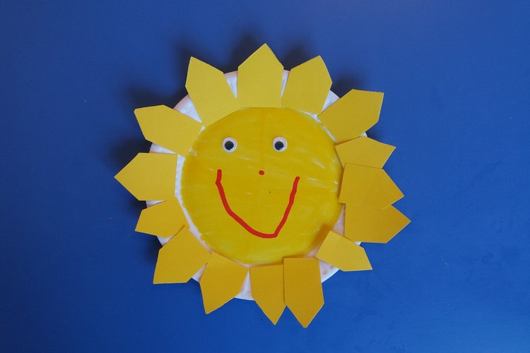 Aurinkoinen askartelu